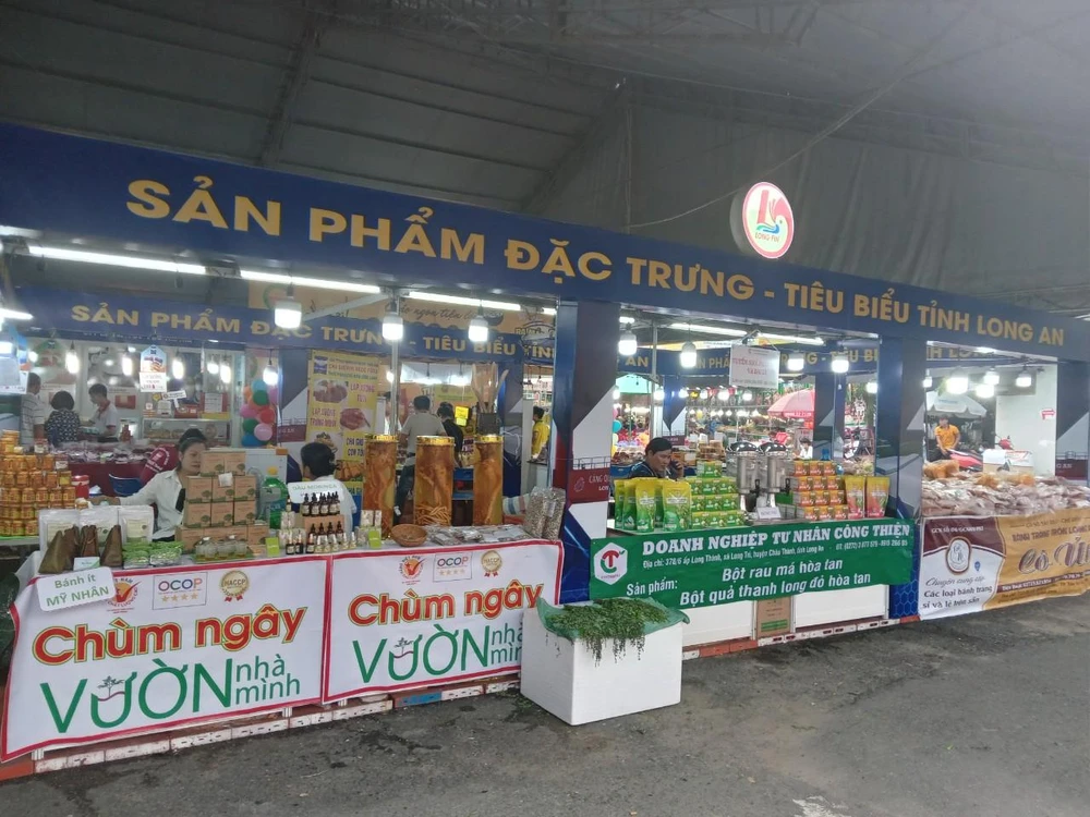 Gian hàng doanh nghiệp các tỉnh tham gia hội chợ quảng bá sản phẩm đến người dân TP.HCM