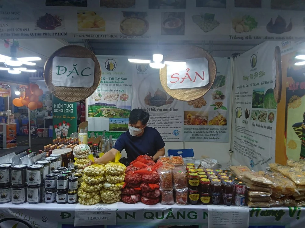 Tỏi Lý Sơn, hành tím Lý Sơn bán được nhiều nhất từ tối khai mạc đến chiều 29-6.