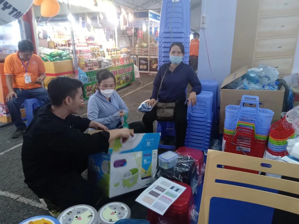 Các sản phẩm gia dụng gia đình giảm 20%-50% được khách chọn mua sắm.