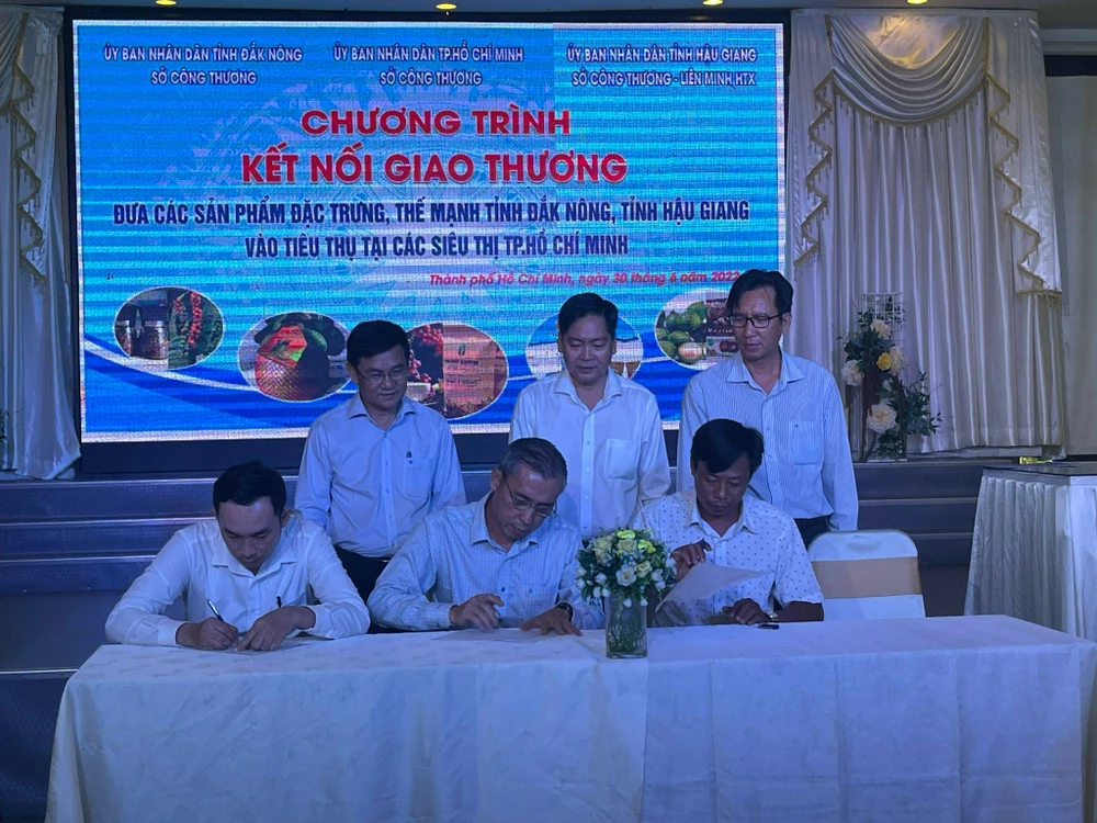 Các đại diện địa phương, sở ngành tại chương trình