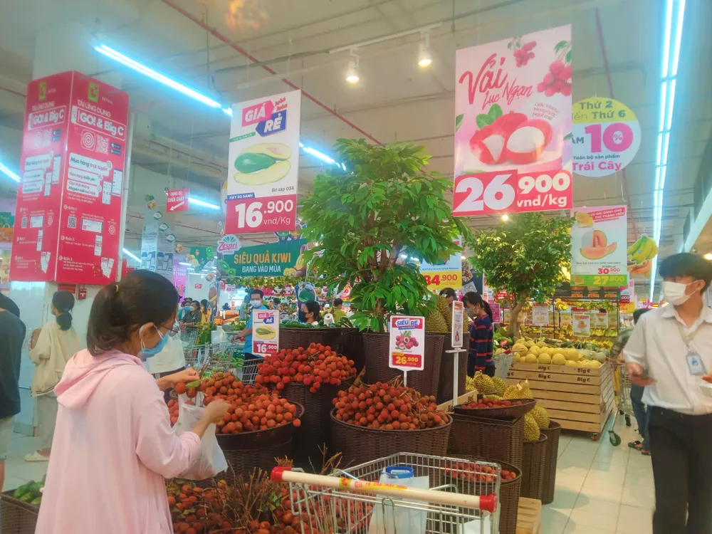 Khách hàng đang chọn mua vải thiều tại siêu thị. ẢNH: TÚ UYÊN