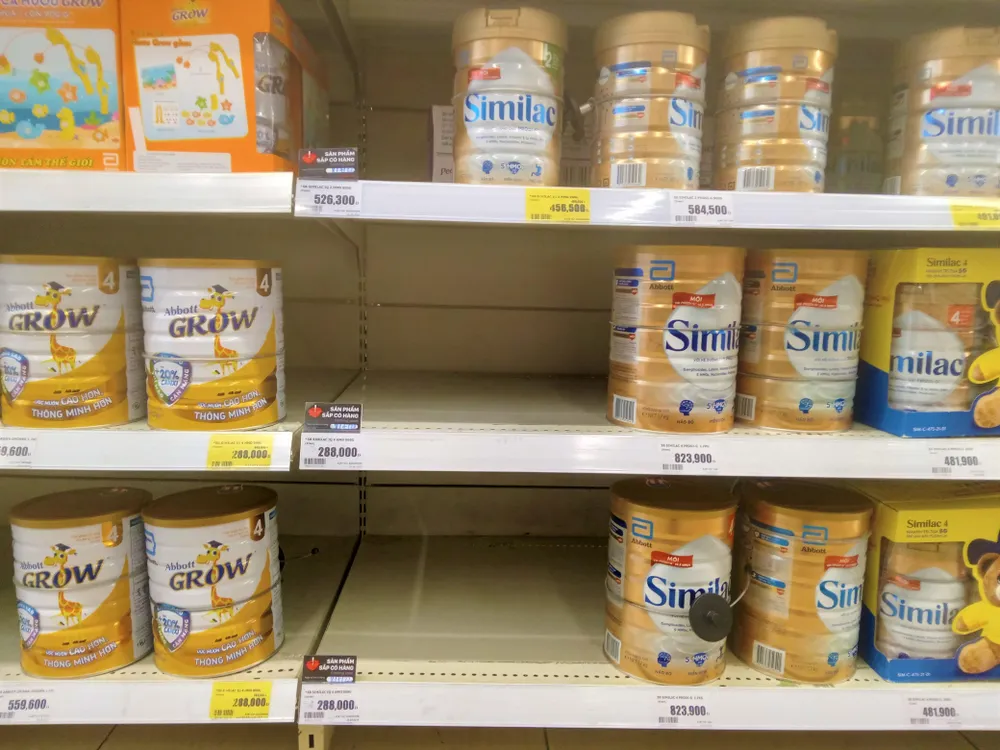 Thông báo "Sản phẩm sắp có hàng và ngày dự kiến có hàng" trên kệ sữa.