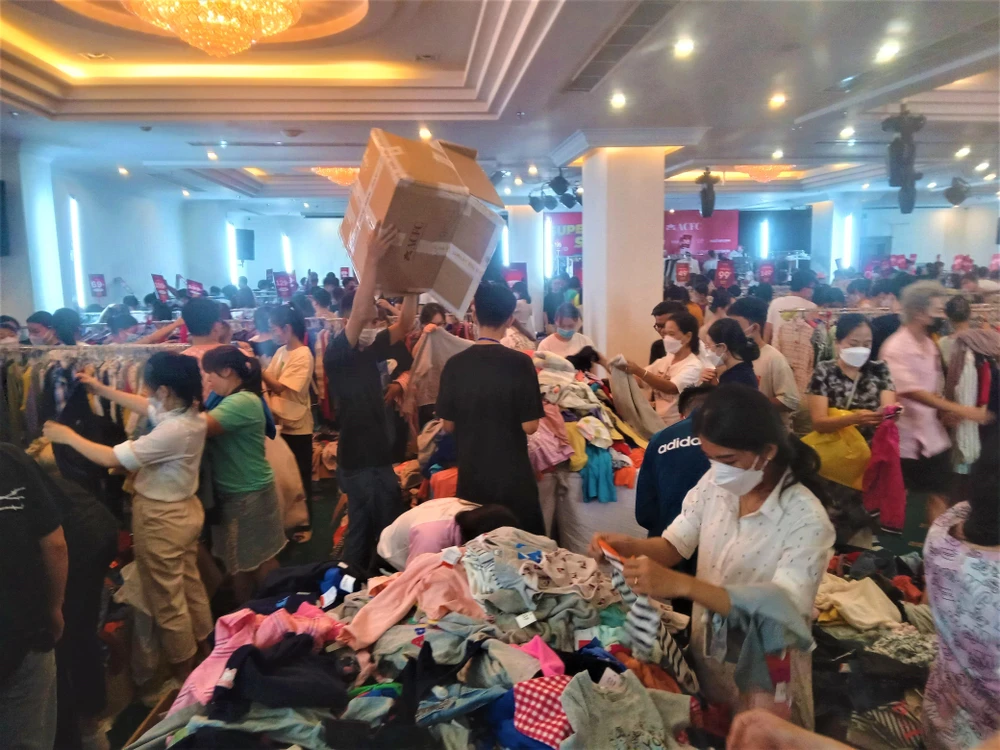 Nhân viên liên tục châm hàng