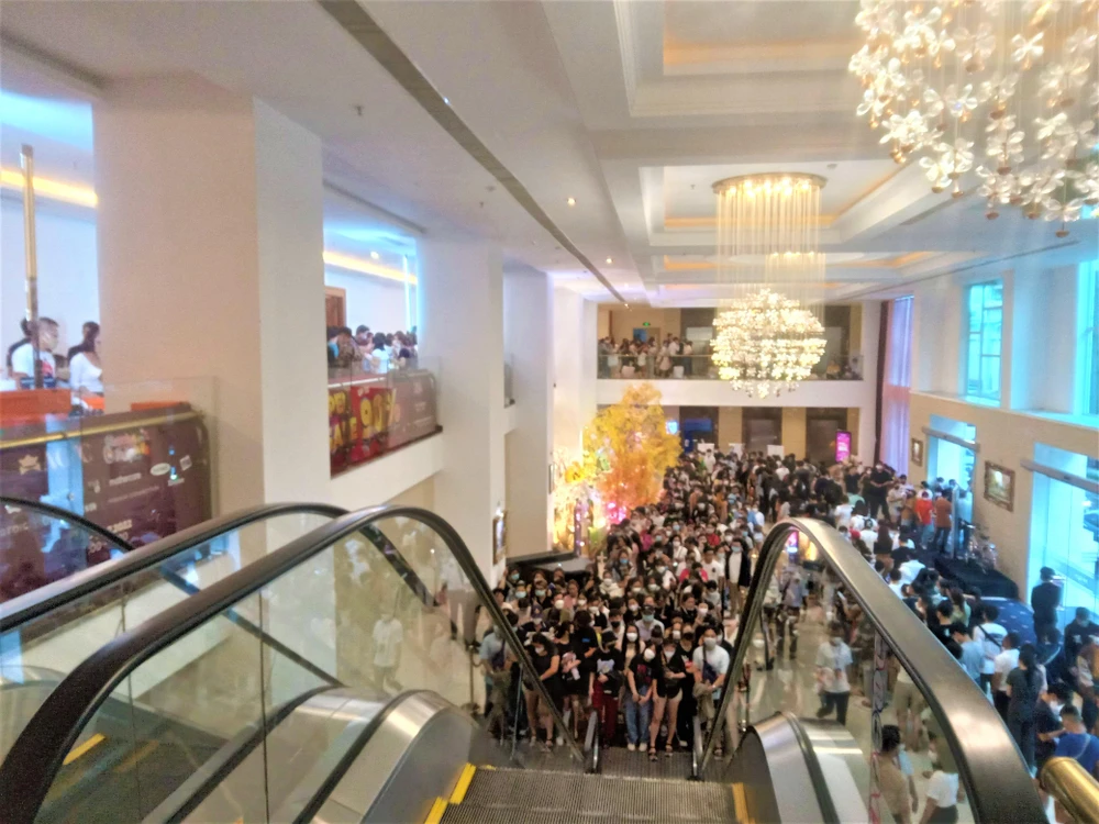 Tùy tình hình khách tại lầu 1 mà nhân viên bên dưới sẽ cho từng nhóm người lên thang cuốn.