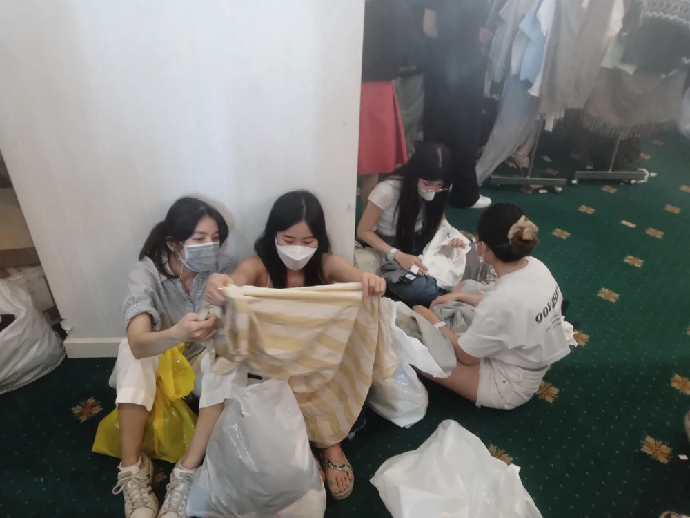 Không có chỗ thử nên lựa nên khách hàng áng chừng