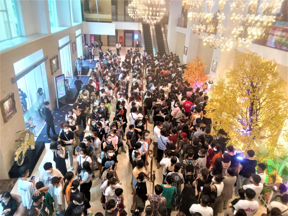 Gần 17 giờ lượng khách lớn đang xếp hàng chờ lên lầu 1 mua sắm