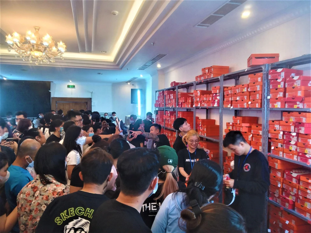 Khó chen chân để mua giày hiệu giảm giá