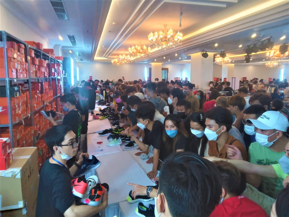 Giày giảm giá 70%-90% nên rất đông khách chọn mua