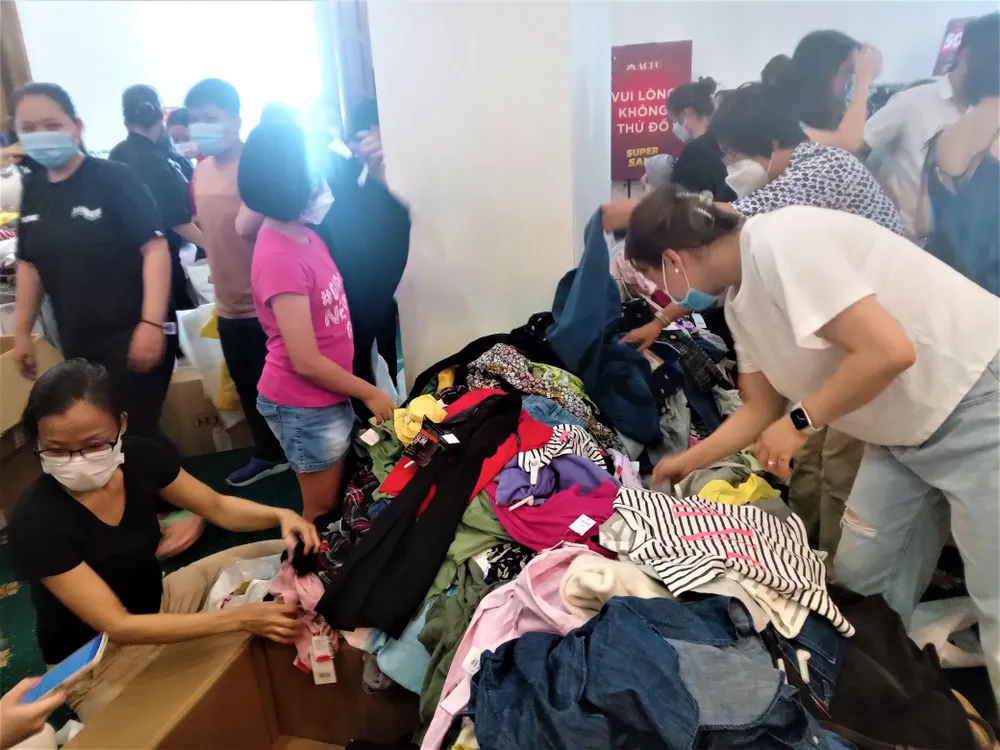 Thời trang người lớn trẻ em thu hút nhiều người kỳ công lựa từng món