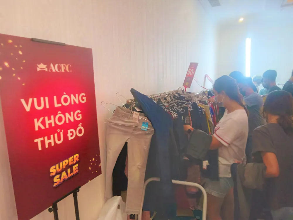 Hàng hiệu giảm giá đến 90% nên khách hàng không được thử