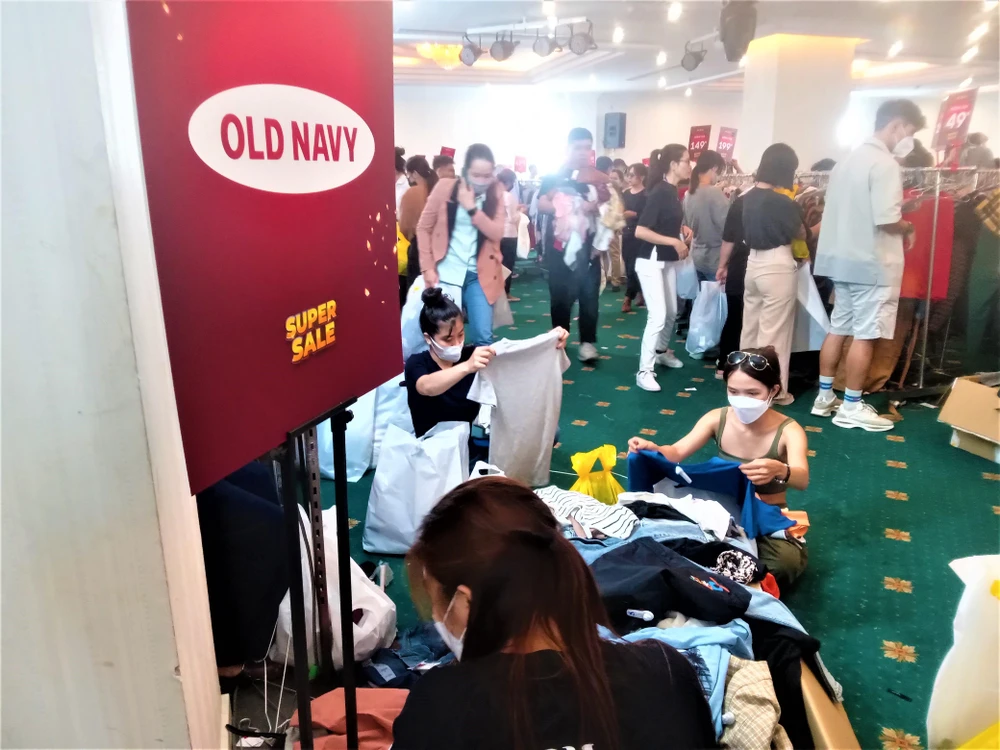 Hàng hiệu được khách hàng lựa như hàng xôn