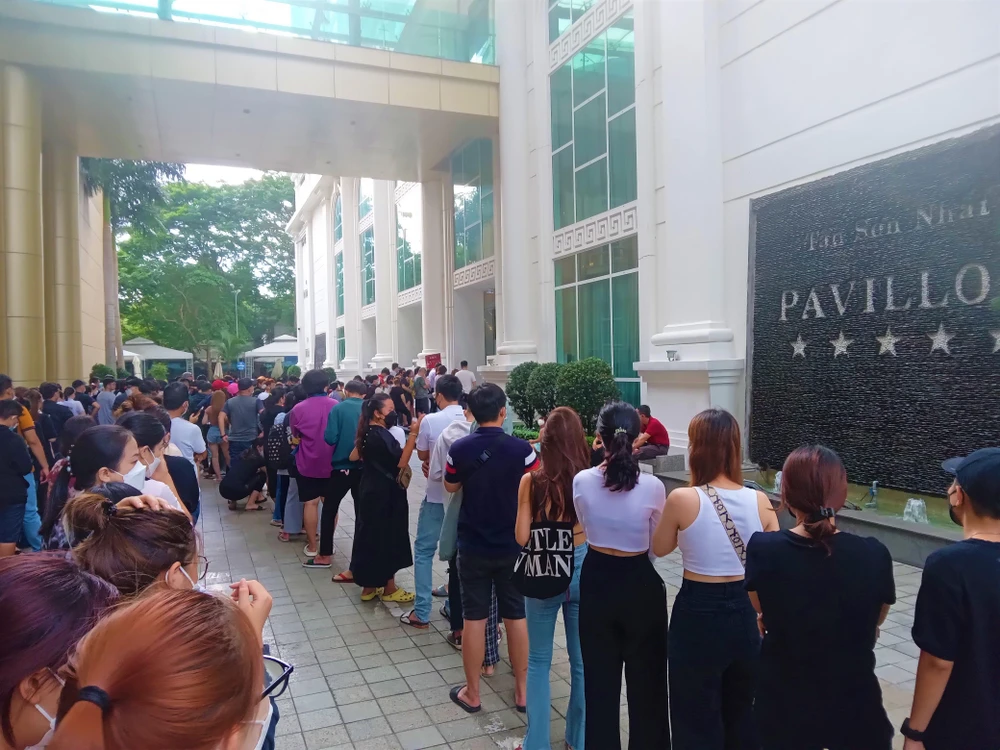 Hàng trăm người xếp hàng chờ vào bên trong mua hàng hiệu giảm giá.