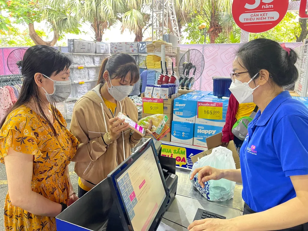 Người dân thanh toán không tiền mặt tại phiên chợ Người dân thanh toán không tiền mặt tại phiên chợ