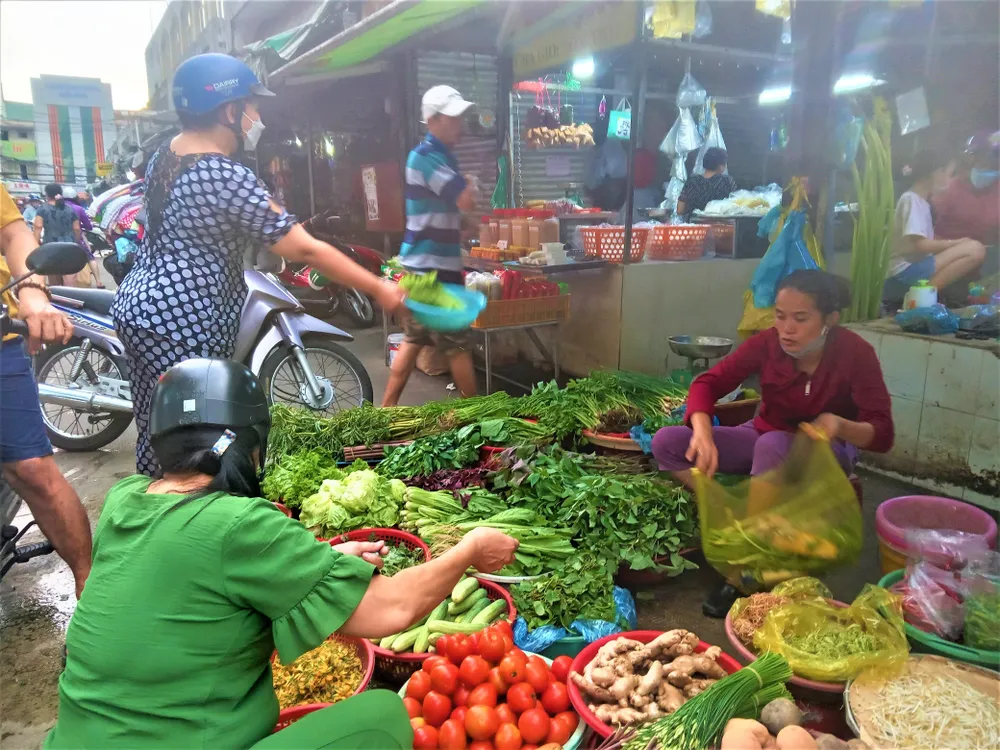 Giá rau củ quả biến động giá do ảnh hưởng thời tiết, mùa vụ. ẢNH: TÚ UYÊN