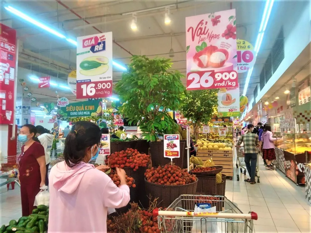 Vải thiều Bắc Giang được bày bán tại siêu thị ở TP.HCM. ẢNH: TÚ UYÊN