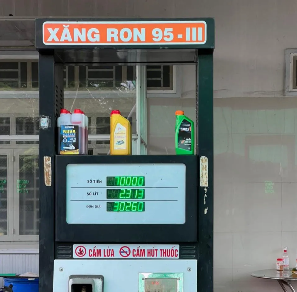 Từ 15 giờ ngày 21-7 giá xăng giảm còn 26.070 đồng/lít, cửa hàng vẫn niêm yết giá cũ. ẢNH: Cục QLTT tỉnh Kiên Giang Từ 15 giờ ngày 21-7 giá xăng giảm còn 26.070 đồng/lít, cửa hàng vẫn niêm yết giá cũ. ẢNH: Cục QLTT tỉnh Kiên Giang