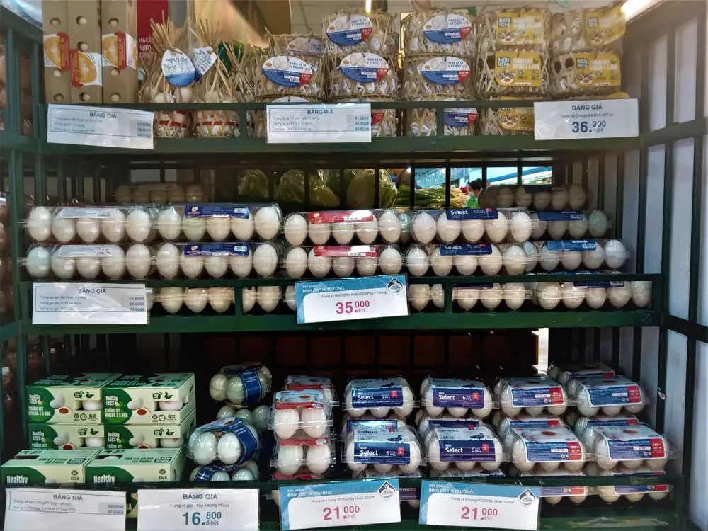 Giá trứng bình ổn được điều chỉnh tăng nhưng vẫn đảm bảo thấp hơn giá thị trường. ẢNH: TÚ UYÊN Giá trứng bình ổn được điều chỉnh tăng nhưng vẫn đảm bảo thấp hơn giá thị trường. ẢNH: TÚ UYÊN