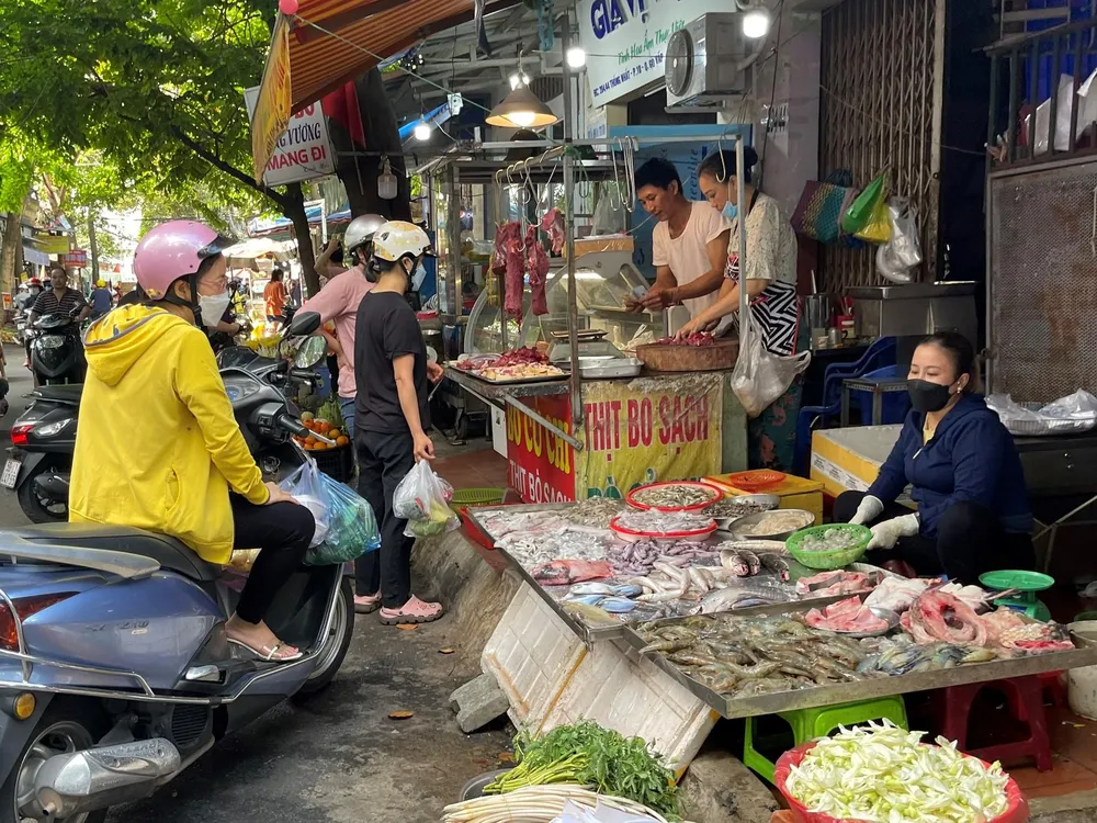 Nhiều hàng hóa thiết yếu vẫn còn cao.