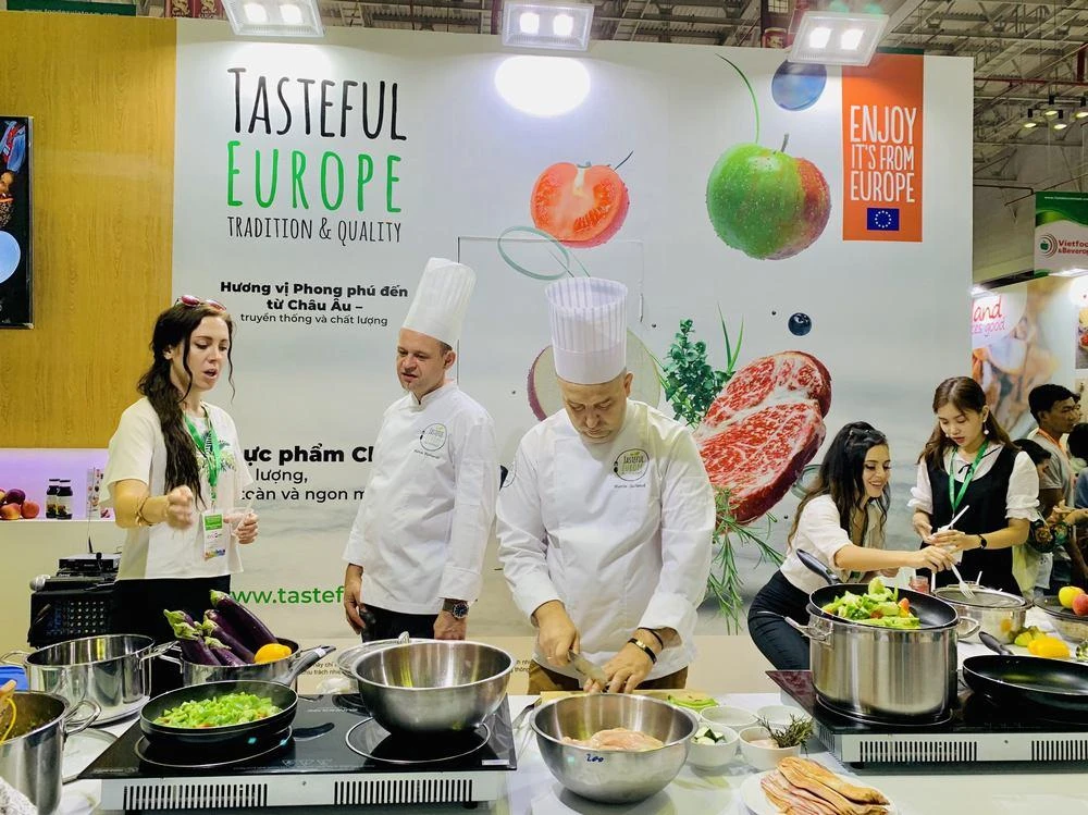 Triển lãm năm nay thu hút 350 doanh nghiệp đến từ 18 quốc gia vùng lãnh thổ.