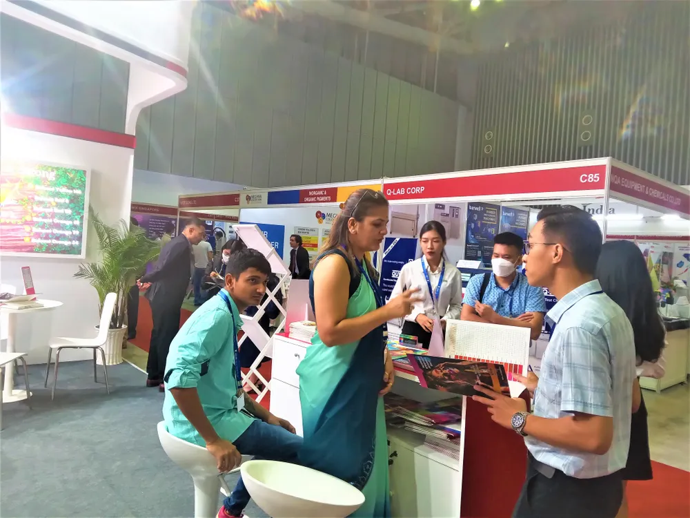 Doanh nghiệp Ấn Độ quảng bá thông tin đến khách tham quan triển lãm.