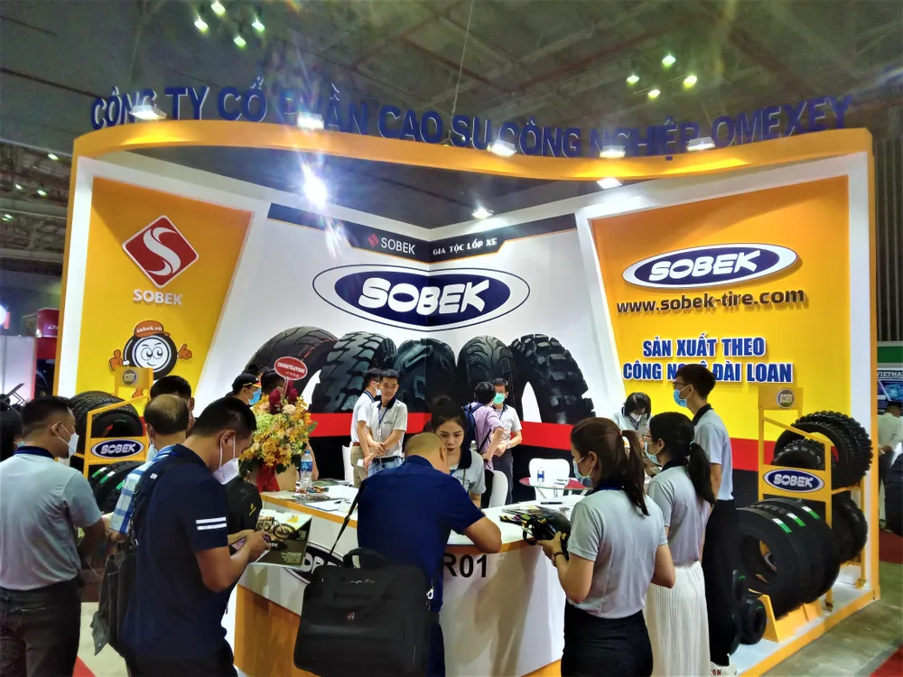 Gian hàng lốp xe thu hút nhiều khách tham quan.