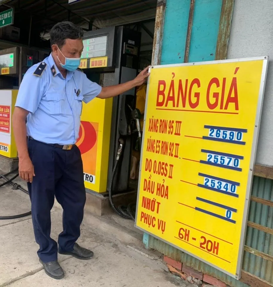 QLTT tỉnh Kiên Giang kiểm tra phát hiện hai đại lý bán lẻ vẫn còn niêm yết giá cũ. ẢNH: Cục QLTT tỉnh Kiên Giang