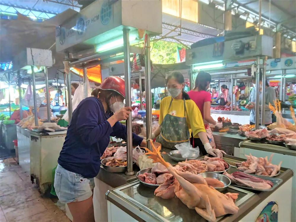 Người dân chọn mua thực phẩm tươi sống tại chợ. Người dân chọn mua thực phẩm tươi sống tại chợ.