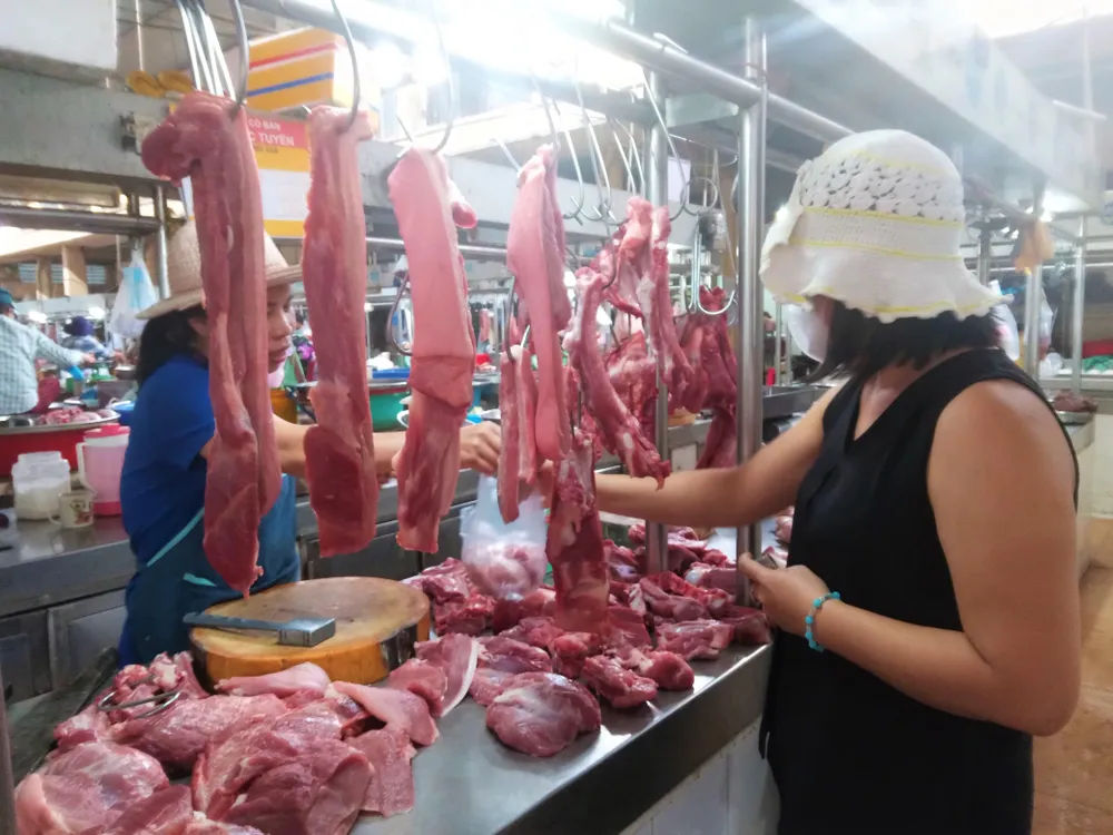 Giá heo bán lẻ tại chợ truyền thống giảm nhẹ và đang chựng giá. Giá heo bán lẻ tại chợ truyền thống giảm nhẹ và đang chựng giá.