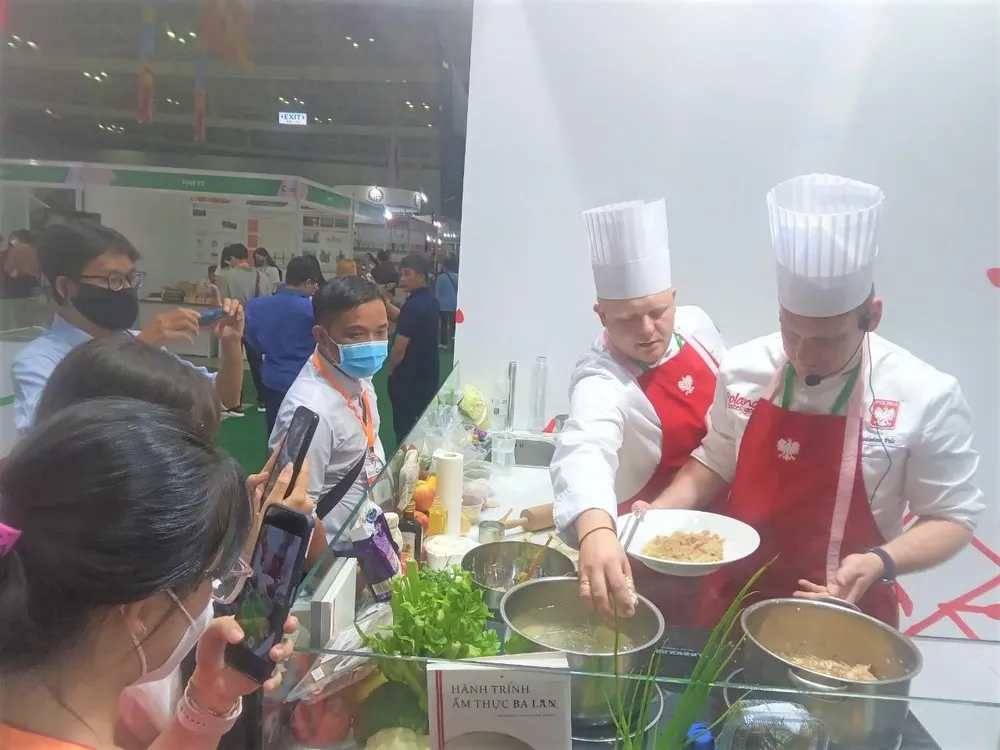 Khách tham quan vừa xem giới thiệu món ăn và chờ thưởng thức