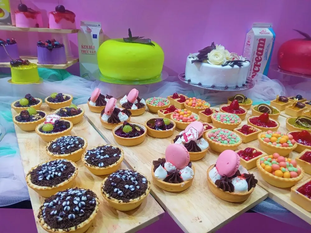 Doanh nghiệp cung cấp nguyên phụ liệu làm bánh giới thiệu các loại bánh tại triển lãm