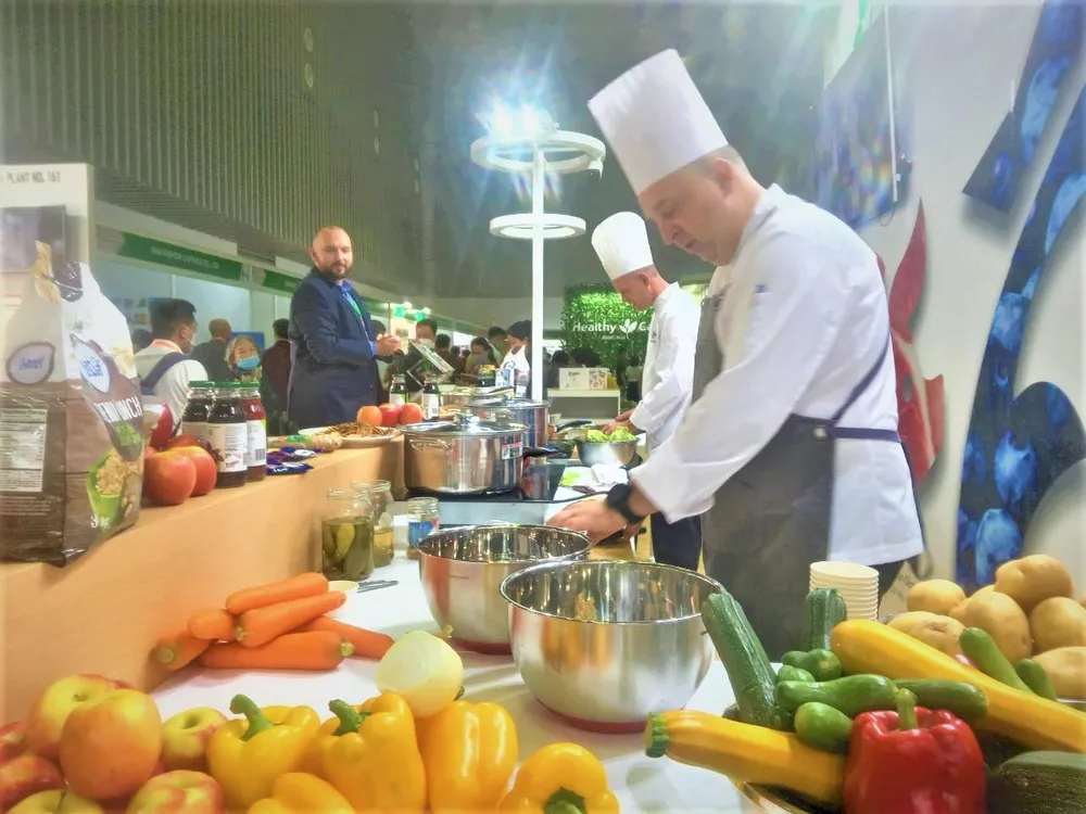 Gian hàng của một DN người Ba Lan, khách tham quan có thể trực tiếp nhìn thấy đầu bếp chế biến món ăn của quốc gia này.