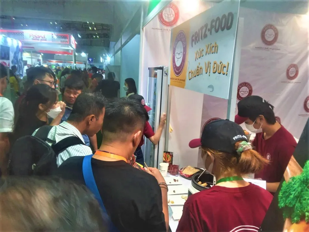 Xúc xích Đức đang được giới thiệu đến khách tham quan