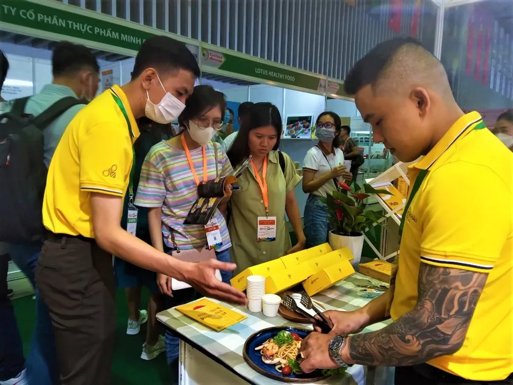 Món mì Ý đang được chuẩn bị để khách tham quan có thể dùng thử