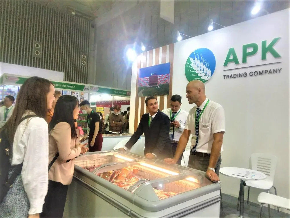 Khách hàng tìm hiểu về các sản phẩm làm từ thịt heo của Nga