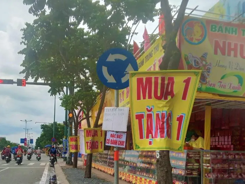 Bánh trung thu quảng cáo mua 1 tặng 1.
