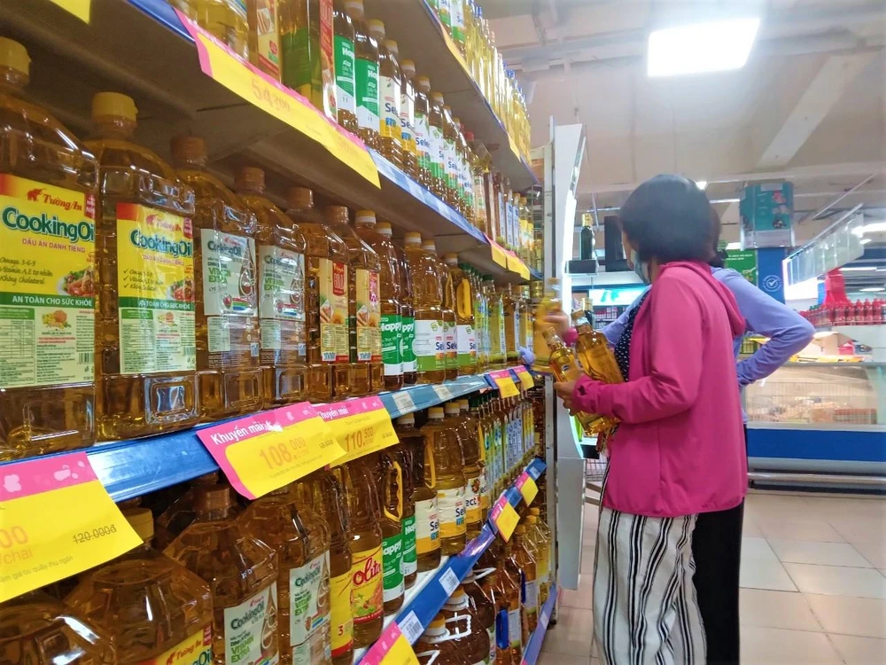 Từ 22-8 giá dầu ăn bình ổn tại một số siêu thị giảm từ 3.000-15.000 đồng. Ảnh: TÚ UYÊN