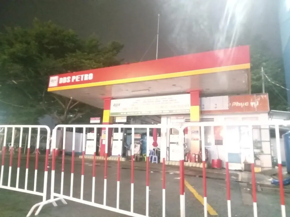 21 giờ ngày 25-8, 1 cửa hàng xăng đã nghỉ bán. Ảnh: TÚ UYÊN 21 giờ ngày 25-8, 1 cửa hàng xăng đã nghỉ bán. Ảnh: TÚ UYÊN