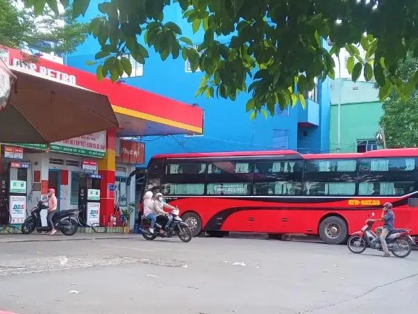 Tại một cửa hàng xăng dầu ở quận Gò Vấp, khách ghé đến để đổ xăng nhưng không có. Ảnh: TÚ UYÊN