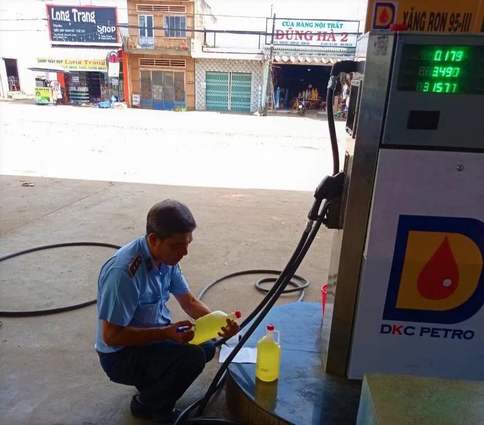 Lực lượng chức năng tỉnh Đồng Nai lấy mẫu xăng dầu tại cửa hàng thuộc Công ty Cổ phần xuất nhập khẩu dầu khí HHL chi nhánh Đồng Nai. ẢNH: Tổng Cục QLTT