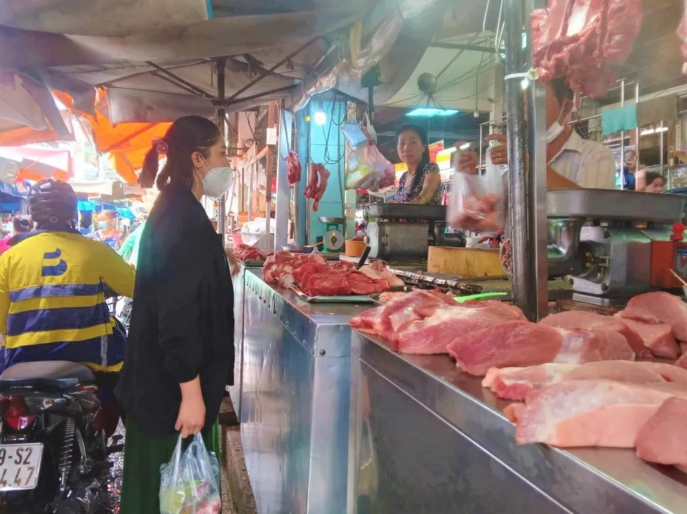 Nhu cầu tiêu thụ thịt heo trong nước vẫn chậm. ẢNH: TÚ UYÊN