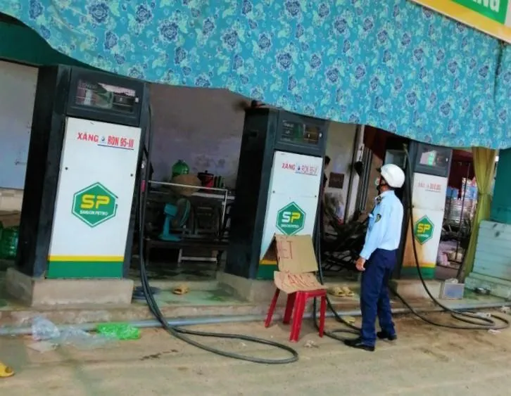 Các cửa hàng xăng dầu tỉnh An Giang vẫn gặp khó do không mua được hàng từ đầu mối. Các cửa hàng xăng dầu tỉnh An Giang vẫn gặp khó do không mua được hàng từ đầu mối.