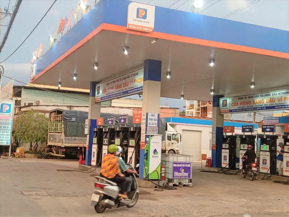 Trong kì nghỉ lễ 2-9 cửa hàng xăng dầu nhượng quyền Petrolimex mở cửa phục vụ người dân.