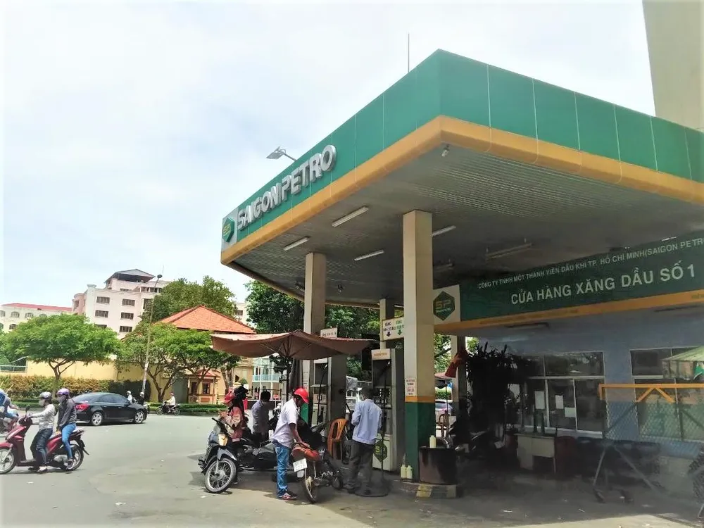 Cửa hàng xăng Saigon Petro quận 5 phục vụ người dân trưa ngày 8-9. Ảnh: TÚ UYÊN