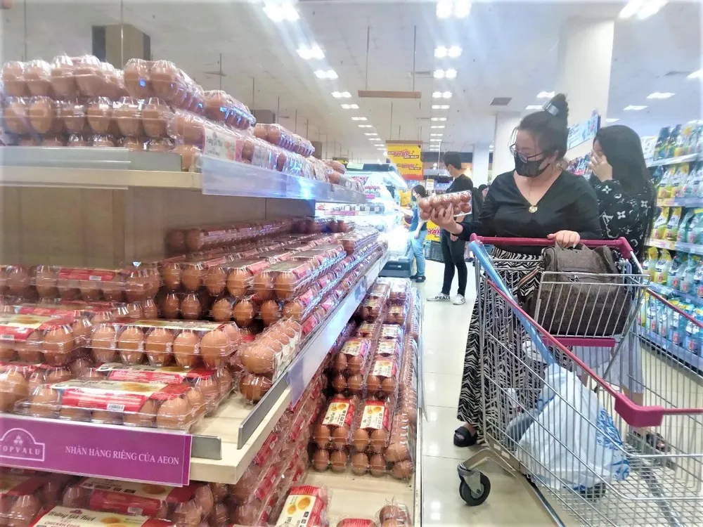 Trên kệ trứng gia cầm đa số là trứng gà nhãn hàng riêng của siêu thị. Ảnh: TÚ UYÊN