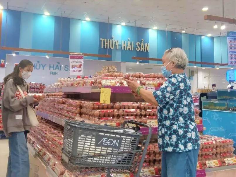 10 giờ sáng ngày 9-9 trên kệ trứng gia cầm siêu thị chỉ có thêm trứng gà, vịt...của công ty Vĩnh Thành Đạt. Ảnh: TÚ UYÊN