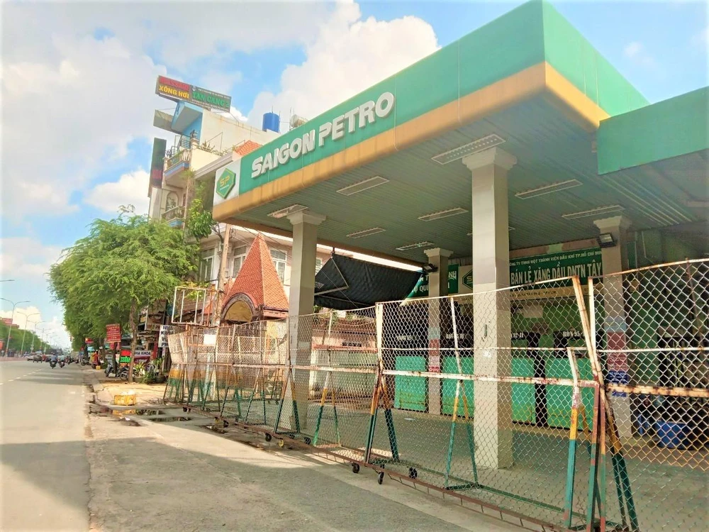 Cửa hàng xăng dầu trên đường Lê Trọng Tấn quận Tân Phú đóng cửa Cửa hàng xăng dầu trên đường Lê Trọng Tấn quận Tân Phú đóng cửa