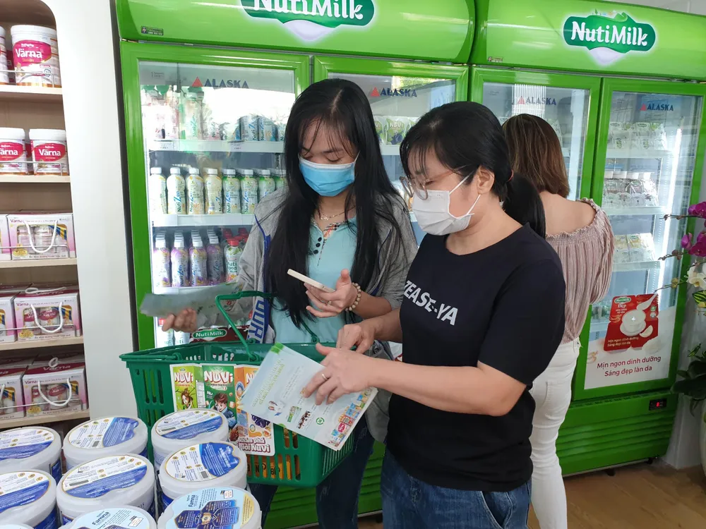 Người tiêu dùng chọn mua sữa