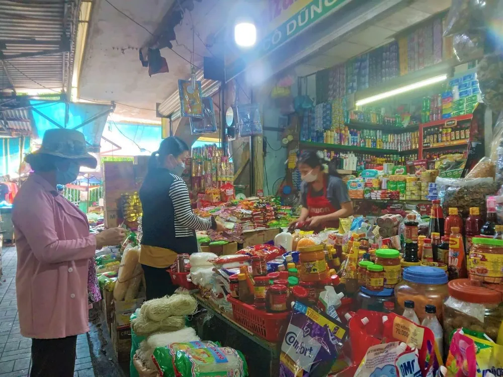 Hàng hóa lưu thông trên thị trường theo dự thảo Thông tư bao gồm hàng bán trên thương mại điện tử. ẢNH: TÚ UYÊN