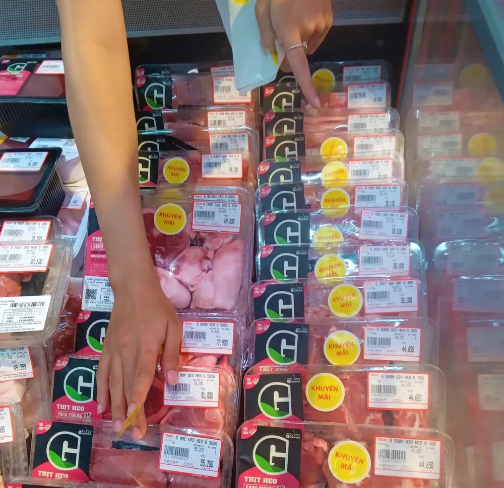 Người tiêu dùng chọn mua các loại thị đóng gói sẵn ở siêu thị. ẢNH: TÚ UYÊN