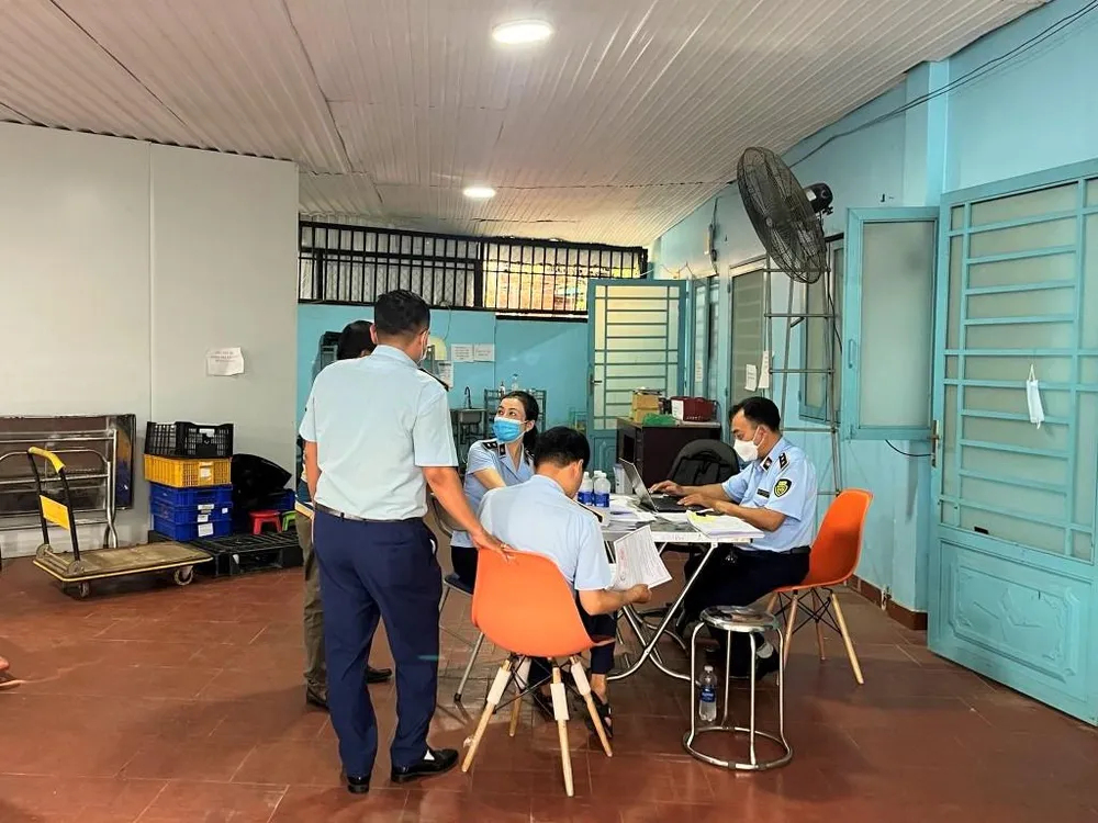 Ngày 21-9, lực lượng QLTT TP.HCM phối hợp cùng các cơ quan liên quan làm việc tại Chi nhánh Công ty cổ phần Sản xuất và Thương mại Đông A, TP Thủ Đức. Ảnh: Cục QLTT TP.HCM Ngày 21-9, lực lượng QLTT TP.HCM phối hợp cùng các cơ quan liên quan làm việc tại Chi nhánh Công ty cổ phần Sản xuất và Thương mại Đông A, TP Thủ Đức. Ảnh: Cục QLTT TP.HCM